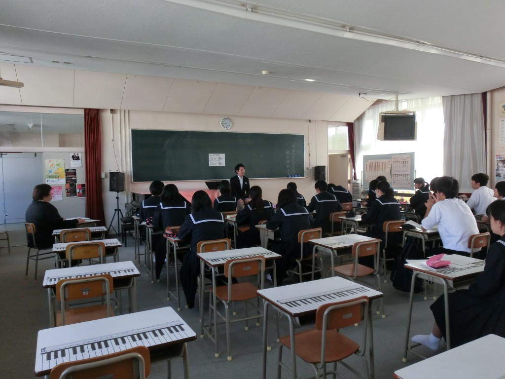 母校でボイストレーニングの講演