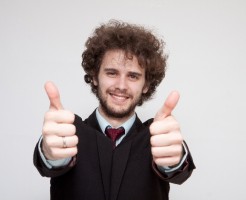 グッドポーズをする外国人男性