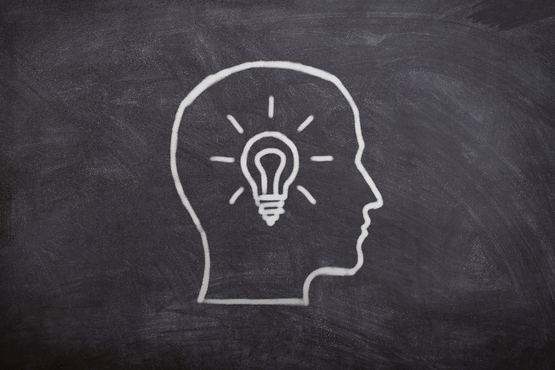 黒板に書かれた人の横顔と電球